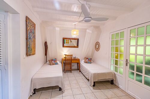 Vue de deux lits dans un bungalow du Caraib'Bay Hôtel