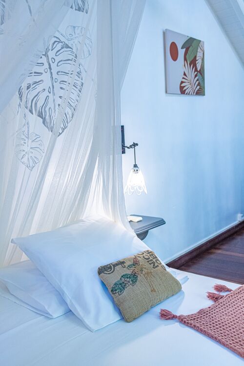 Vue d'un lit dans un duplex du Caraib'Bay Hôtel