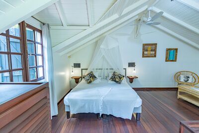 Lit King Size d'un duplex du Caraïb'Bay Hôtel