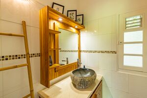 Une salle de bains dans le Caraïb'Bay Hôtel