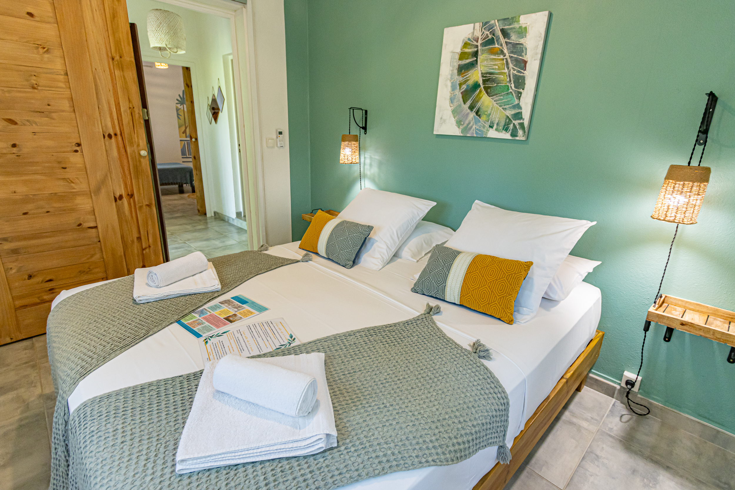 Vue d'un lit King Size dans la villa Kariakou du Caraïb'Bay Hôtel